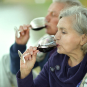 Alkoholkonsumtion bland äldre kommer med flera hälsorisker.