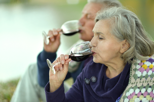Alkoholkonsumtion bland äldre kommer med flera hälsorisker.